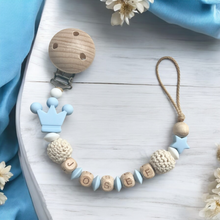 Lade das Bild in den Galerie-Viewer, Schnullerkette mit Namen Junge personalisiert Holz Krone blau beige Silikon