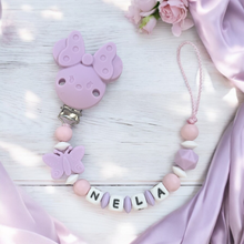 Lade das Bild in den Galerie-Viewer, Baby Schnullerkette personalisiert mit Namen Mädchen flieder rosa Maus Silikon