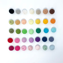 Lade das Bild in den Galerie-Viewer, Schnullerkette mit Namen Holz Silikon Junge grün beige Giraffe