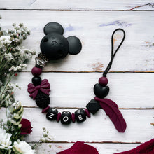 Lade das Bild in den Galerie-Viewer, Schnullerkette personalisiert mit Namen Mädchen Silikon bordeaux schwarz