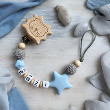 Lade das Bild in den Galerie-Viewer, Schnullerkette mit Namen Junge blau grau Holz Silikon Löwe