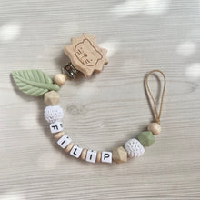 Charger l'image dans la galerie, Schnullerkette personalisiert mit Namen Holz Silikon Junge Löwe