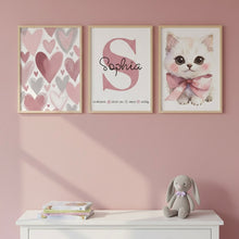 Load image into Gallery viewer, Kinderzimmer Bilder 3 Poster Set Wanddeko Babyzimmer Dekoration Mädchen rosa Katze Herzen
