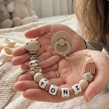 Lade das Bild in den Galerie-Viewer, Personalisierte Schnullerkette mit Namen Silikon Faultier braun beige
