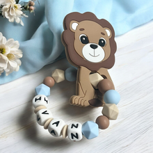 Lade das Bild in den Galerie-Viewer, Beißring personalisiert Silikon Junge Löwe blau beige braun