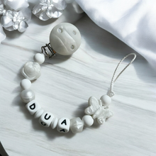 Lade das Bild in den Galerie-Viewer, Schnullerkette mit Namen Mädchen perlmutt weiß Silikon Schmetterling