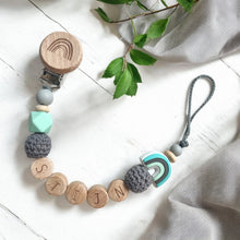 Load image into Gallery viewer, Personalisierte Schnullerkette mit Namen Holz Silikon Junge Regenbogen