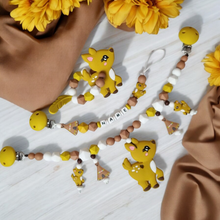 Lade das Bild in den Galerie-Viewer, Schnullerkette Set mit Namen Silikon senfgelb braun Reh