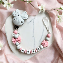 Lade das Bild in den Galerie-Viewer, Schnullerkette personalisiert Mädchen mit Namen Silikon rosa marmor Maus
