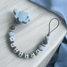 Lade das Bild in den Galerie-Viewer, Schnullerkette mit Namen Junge Dino grau blau Silikon personalisiert