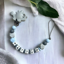 Lade das Bild in den Galerie-Viewer, Schnullerkette Silikon mit Namen Junge blau grau Dino