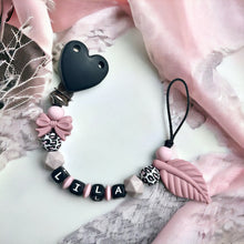 Lade das Bild in den Galerie-Viewer, Schnullerkette Schnullerhalter Nuggikette mit Namen Mädchen rosa schwarz leopard