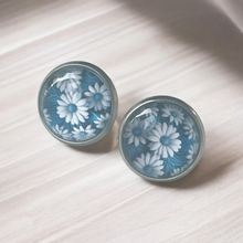 Lade das Bild in den Galerie-Viewer, Blumenohrringe Ohrstecker gold silber roségold blau Farbauswahl Blumen Geschenk Schmuck