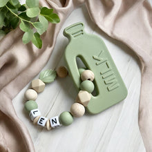 Lade das Bild in den Galerie-Viewer, Greifring Beißring mit Namen Junge Silikon Holz personalisiert