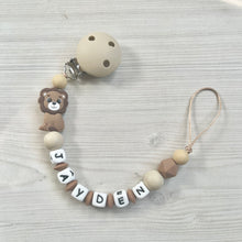 Lade das Bild in den Galerie-Viewer, Personalisierte Schnullerkette mit Namen Silikon Löwe braun beige