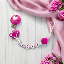 Lade das Bild in den Galerie-Viewer, Schnullerkette mit Namen Mädchen personalisiert pink rosa aus Silikon
