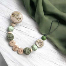 Lade das Bild in den Galerie-Viewer, Schnullerkette personalisiert mit Namen Holz Silikon Junge Regenbogen