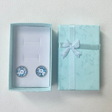 Lade das Bild in den Galerie-Viewer, Blumenohrringe Ohrstecker gold silber roségold blau Farbauswahl Blumen Geschenk Schmuck