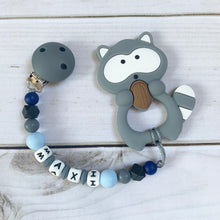 Lade das Bild in den Galerie-Viewer, Silikon Beißkette personalisiert mit Namen Junge grau blau