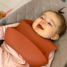 Lade das Bild in den Galerie-Viewer, Sillki Silikonlätzchen mit Auffangschale rotbraun