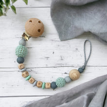 Lade das Bild in den Galerie-Viewer, Schnullerkette mit Namen Junge Holz Natur Silikon Häkelperlen personalisiert biologisch