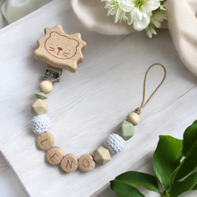 Lade das Bild in den Galerie-Viewer, Schnullerkette mit Namen Häkelperlen Löwe Holz Silikon Junge grün beige Naturholz