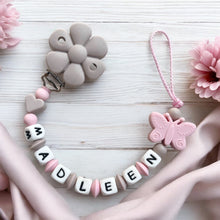 Lade das Bild in den Galerie-Viewer, Schnullerkette mit Namen Silikon Blume für Mädchen rosa
