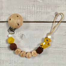 Lade das Bild in den Galerie-Viewer, Schnullerkette mit Namen personalisiert Silikon Holz Reh braun gelb