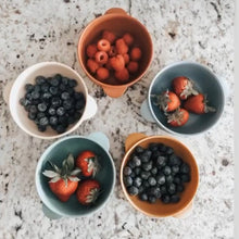 Lade das Bild in den Galerie-Viewer, Sillki Silikon Esslernschüssel Breischale mit Deckel dunkelblau