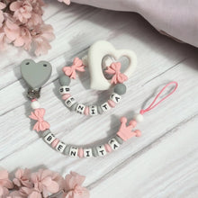 Lade das Bild in den Galerie-Viewer, Schnullerkette mit Namen Mädchen Set Silikon grau rosa weiß Herz