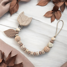 Lade das Bild in den Galerie-Viewer, Schnullerkette mit Namen Junge Fuchs Holz mit Häkelperlen braun beige