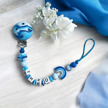Lade das Bild in den Galerie-Viewer, Personalisierte Schnullerkette mit Namen Junge Silikon blau
