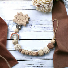 Charger l'image dans la galerie, Schnullerkette mit Namen personalisiert Junge Silikon Holz beige braun Löwe