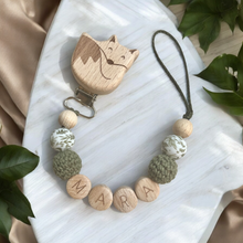 Lade das Bild in den Galerie-Viewer, Schnullerkette mit Namen Junge Holz Fuchs grün personalisiert Baby Geschenk