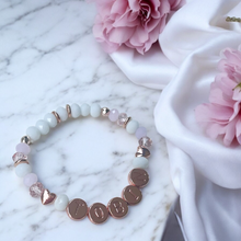Lade das Bild in den Galerie-Viewer, Armband mit Namen personalisiert roségold rosa weiß