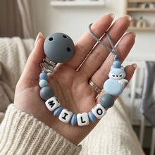 Charger l'image dans la galerie, Personalisierte Schnullerkette mit Namen für Jungen blau grau Silikon