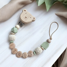 Lade das Bild in den Galerie-Viewer, Schnullerkette personalisiert neutral Junge Holz Bär grün mit Häkelperlen mit Name