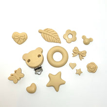 Lade das Bild in den Galerie-Viewer, Schnullerkette mit Namen Junge Silikon Bär schwarz weiß