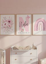 Load image into Gallery viewer, Kinderzimmer Bilder 3 Poster Set Wanddeko Babyzimmer Dekoration Mädchen rosa Blumen Regenbogen