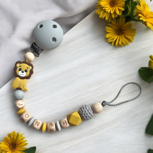 Lade das Bild in den Galerie-Viewer, Schnullerkette mit Namen Silikon personalisiert Löwe grau senfgelb