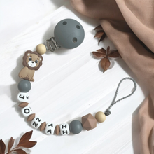 Lade das Bild in den Galerie-Viewer, Schnullerkette mit Namen Silikon Löwe personalisiert für Jungen