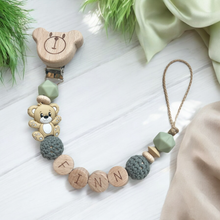 Lade das Bild in den Galerie-Viewer, Persönliche Schnullerkette mit Namen Holz Silikon Junge Bär grün beige
