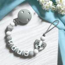 Lade das Bild in den Galerie-Viewer, Schnullerkette mit Namen Silikon personalisiert Hund grau weiß