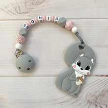 Lade das Bild in den Galerie-Viewer, Beißkette personalisiert mit Namen Mädchen Silikon grau rosa