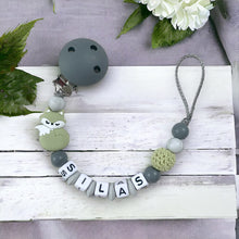 Lade das Bild in den Galerie-Viewer, Schnullerkette mit Namen Junge grün grau Fuchs