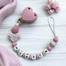 Lade das Bild in den Galerie-Viewer, Schnullerkette mit Namen Mädchen aus Silikon rosa
