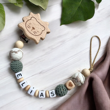 Lade das Bild in den Galerie-Viewer, Schnullerkette mit Namen Junge Mädchen Holz mit Häkelperlen Löwe