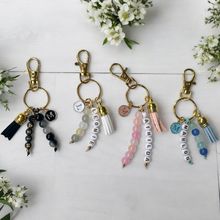 Carica l'immagine nel visualizzatore di Gallery, Schlüsselanhänger Taschenanhänger mit Namen personalisiert gold schwarz rosa weiß blau