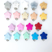 Lade das Bild in den Galerie-Viewer, Schnullerkette mit Namen Junge Silikon Bär schwarz weiß