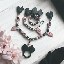 Lade das Bild in den Galerie-Viewer, Schnullerkette mit Namen Mädchen Set personalisiert Silikon schwarz altrosa Leo